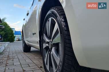 Хэтчбек Nissan Leaf 2015 в 