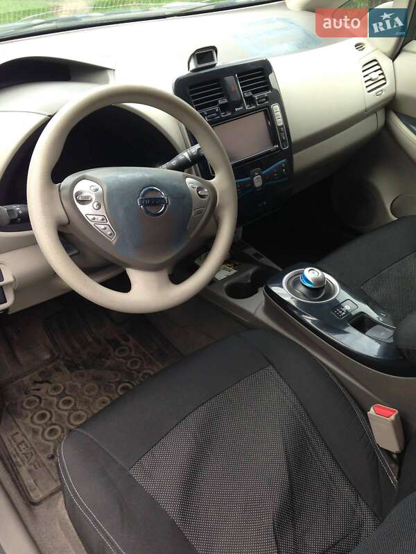 Хэтчбек Nissan Leaf 2011 в Сарнах