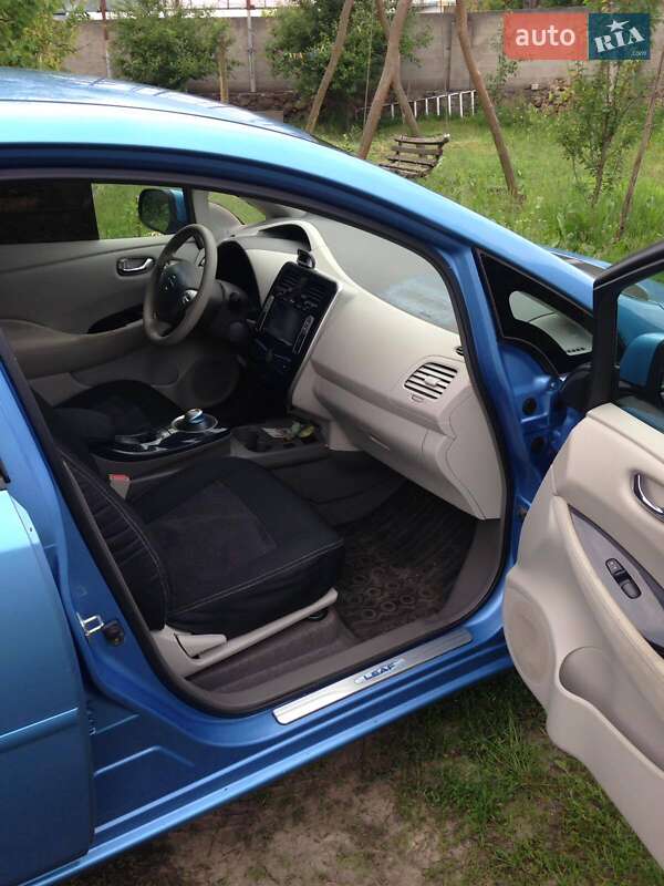 Хэтчбек Nissan Leaf 2011 в Сарнах