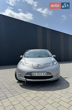 Хэтчбек Nissan Leaf 2011 в 