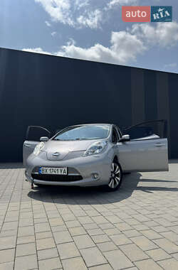 Хэтчбек Nissan Leaf 2011 в 