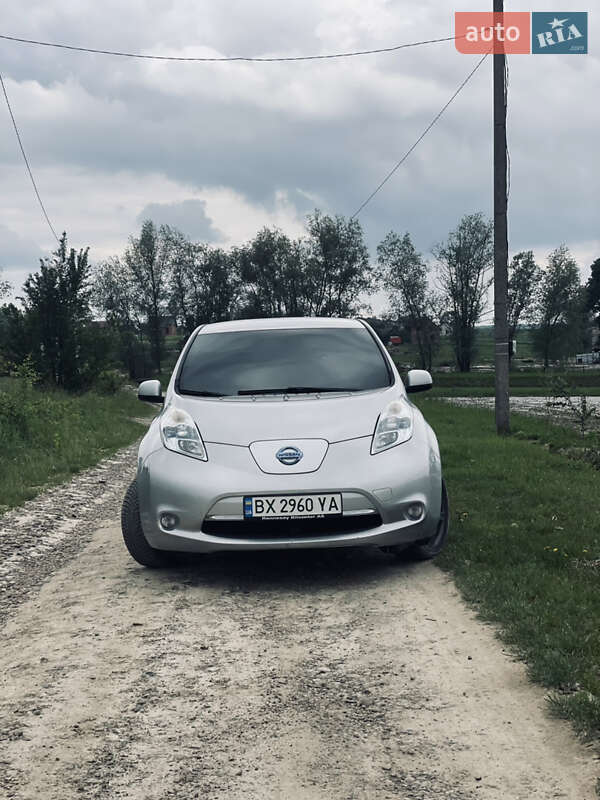 Хэтчбек Nissan Leaf 2011 в Глыбокой