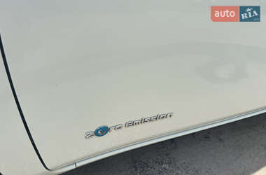 Хэтчбек Nissan Leaf 2012 в 