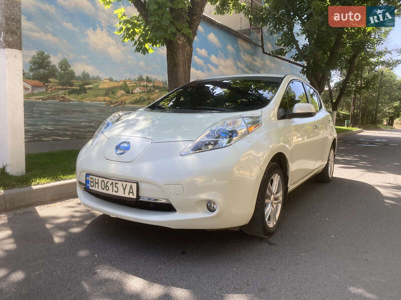 Хэтчбек Nissan Leaf 2012 в 