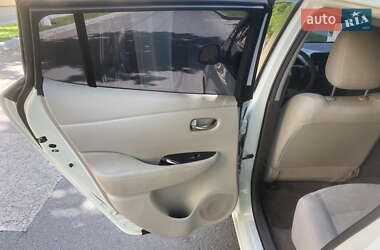 Хэтчбек Nissan Leaf 2012 в 