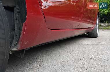 Хэтчбек Nissan Leaf 2012 в 