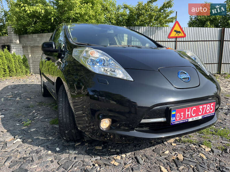 Хэтчбек Nissan Leaf 2012 в 