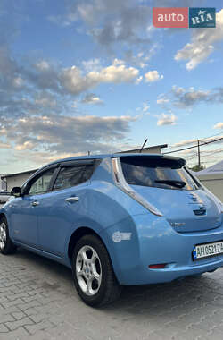 Хэтчбек Nissan Leaf 2012 в 