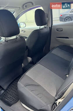 Хэтчбек Nissan Leaf 2012 в 