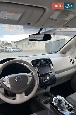 Хэтчбек Nissan Leaf 2012 в 