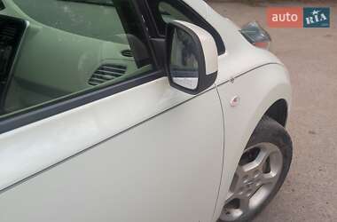 Хэтчбек Nissan Leaf 2012 в 