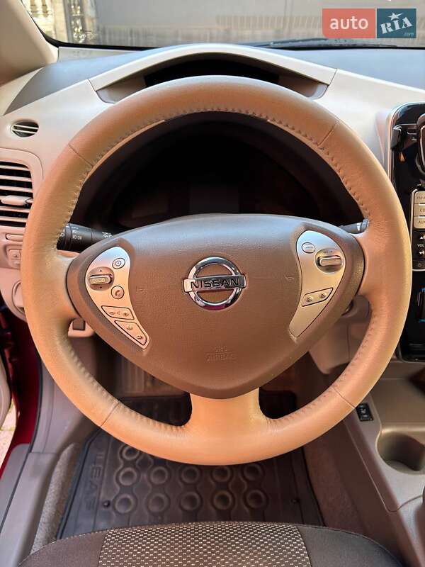 Хетчбек Nissan Leaf 2012 в Чернівцях