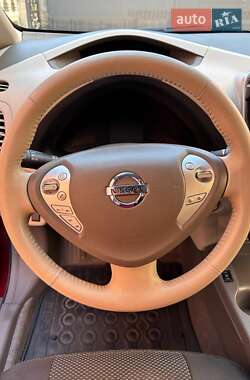 Хэтчбек Nissan Leaf 2012 в 