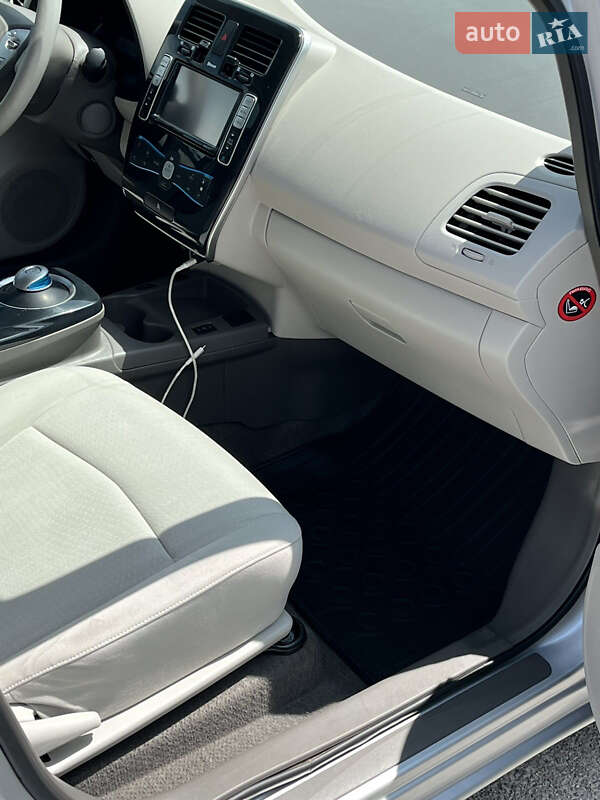 Хэтчбек Nissan Leaf 2012 в Любаре