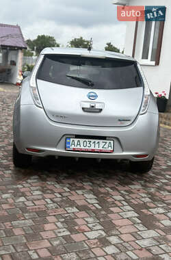 Хэтчбек Nissan Leaf 2012 в 