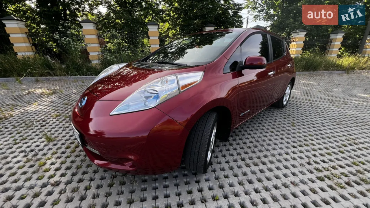 Продається Nissan Leaf 2013
Економне, зручне та надійне авто для щоденних поїздок!

Цілісність батареї — 81%, запас ходу до 120 км по місту.
Повільна зарядка — приблизно 8 годин до 100%.
Добре підзаряжається при гальмуванні, є звичайний та еко-режими їзди.

Комфортний зимовий пакет:
— підігрів керма
— підігрів передніх і задніх сидінь
— підігрів дзеркал

Гарна гума Bridgestone
Салон чистий, авто використовується бережно
Eva-коврики в салоні
На фото показані нюанси по лаку, все інше — без зауважень

Авто на кожен день, все працює справно!
Деталі — за телефоном / в особисті.