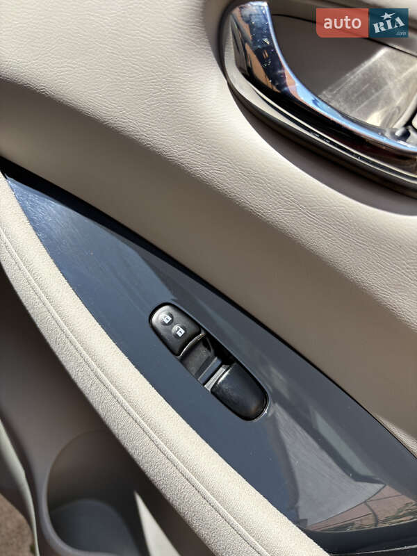 Хетчбек Nissan Leaf 2012 в Чернівцях