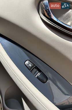 Хэтчбек Nissan Leaf 2012 в 