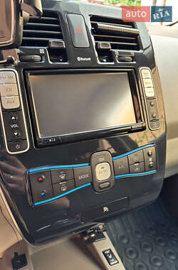 Хэтчбек Nissan Leaf 2012 в 