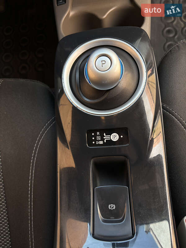Хетчбек Nissan Leaf 2012 в Чернівцях
