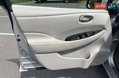 Хэтчбек Nissan Leaf 2012 в 