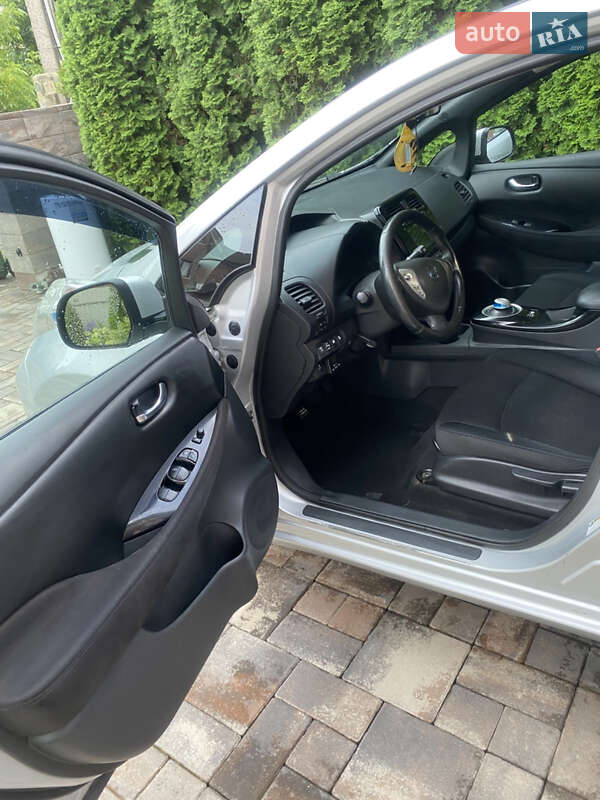 Хетчбек Nissan Leaf 2013 в Заставній