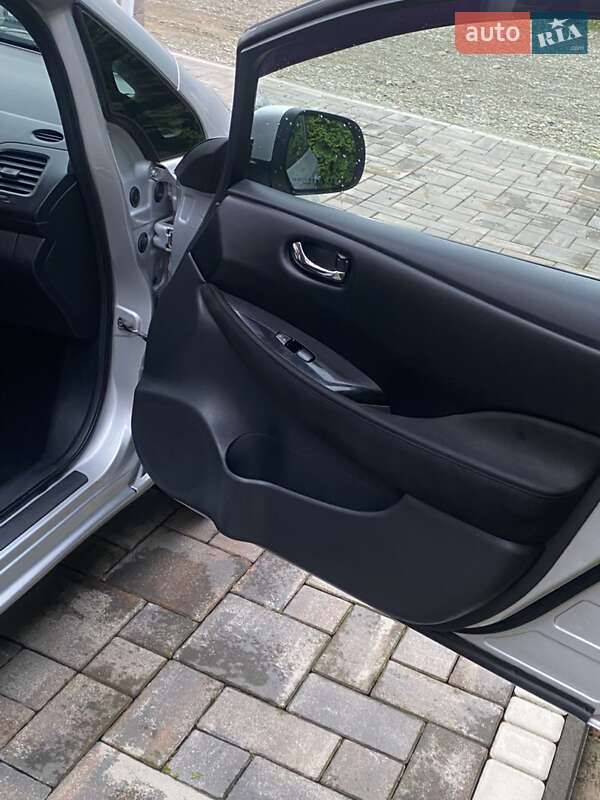 Хетчбек Nissan Leaf 2013 в Заставній