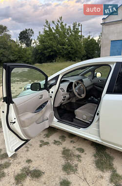 Хэтчбек Nissan Leaf 2010 в 