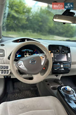 Хэтчбек Nissan Leaf 2010 в 