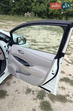 Хэтчбек Nissan Leaf 2010 в 