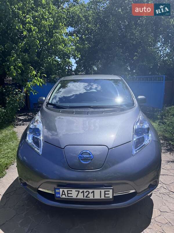 Хетчбек Nissan Leaf 2016 в Дніпрі