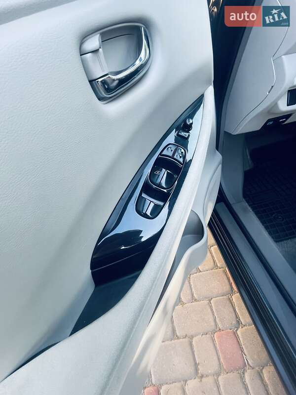 Хетчбек Nissan Leaf 2012 в Любомлі