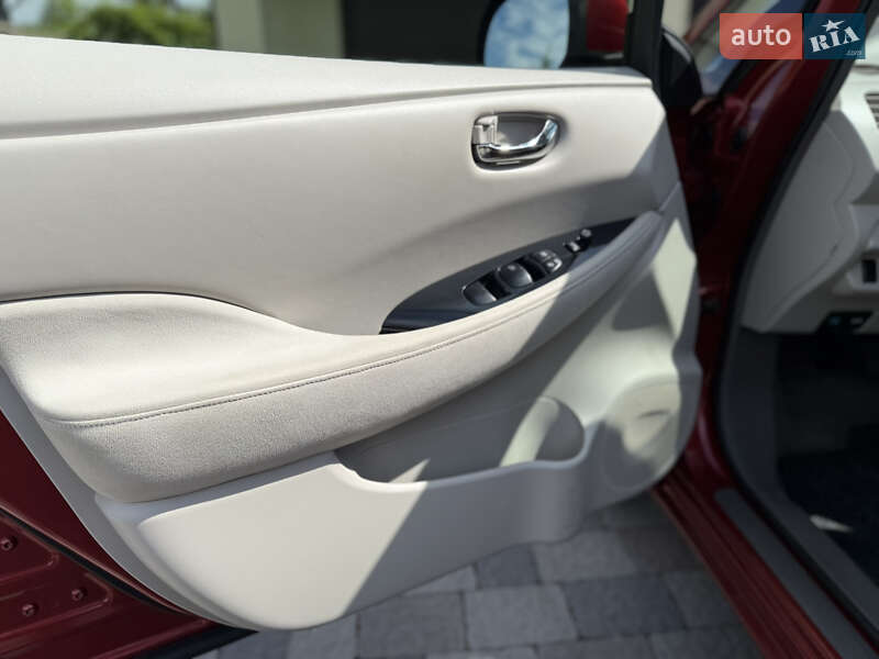 Хетчбек Nissan Leaf 2012 в Івано-Франківську