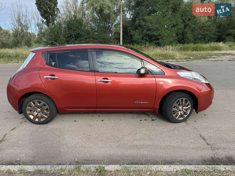 Хэтчбек Nissan Leaf 2015 в Киеве