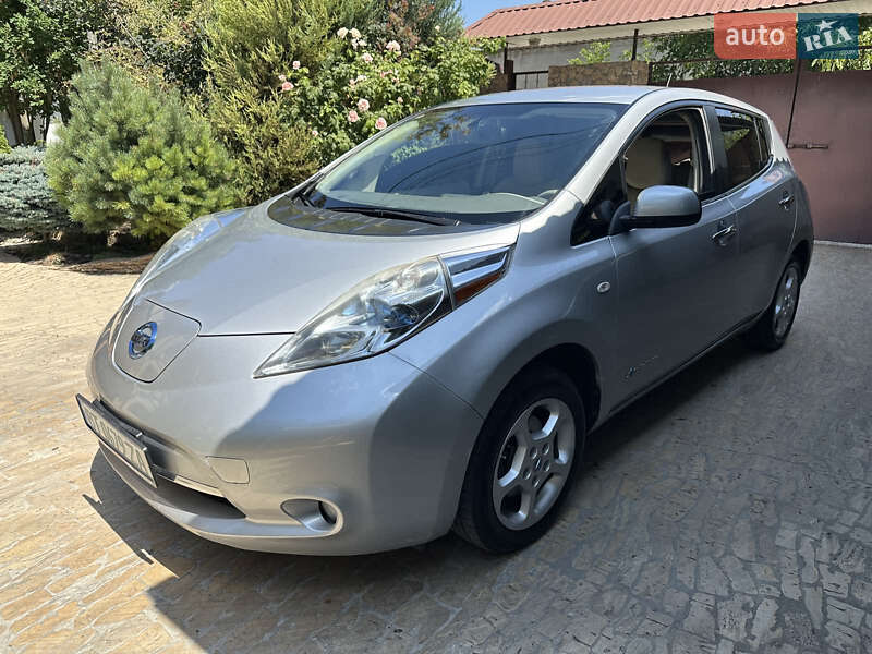 Хэтчбек Nissan Leaf 2011 в 