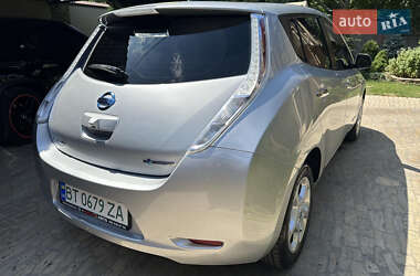 Хэтчбек Nissan Leaf 2011 в 