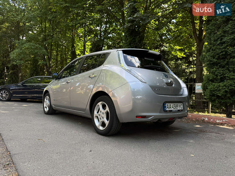 Хетчбек Nissan Leaf 2016 в Гатне