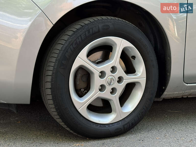 Хетчбек Nissan Leaf 2016 в Гатне