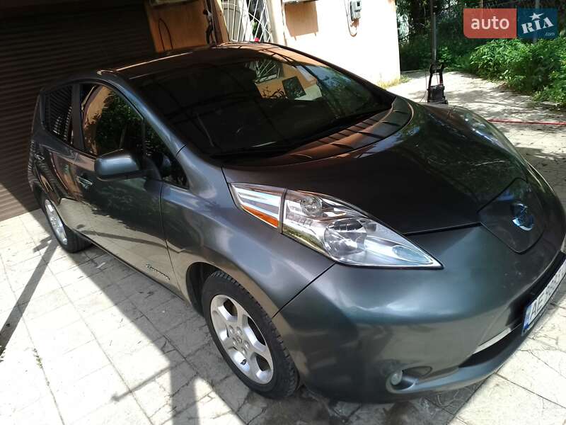 Хэтчбек Nissan Leaf 2015 в Днепре