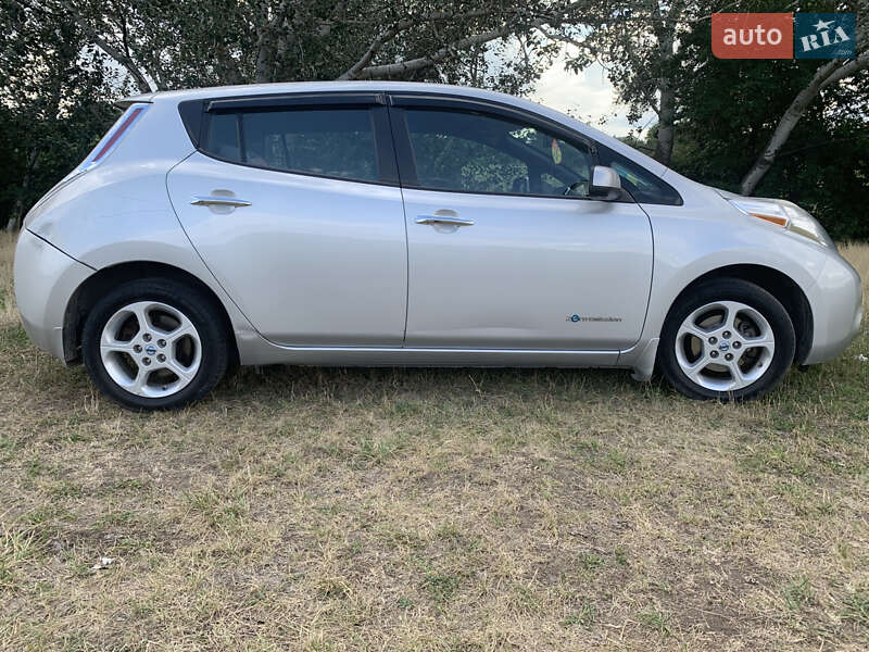 Хэтчбек Nissan Leaf 2013 в Днепре