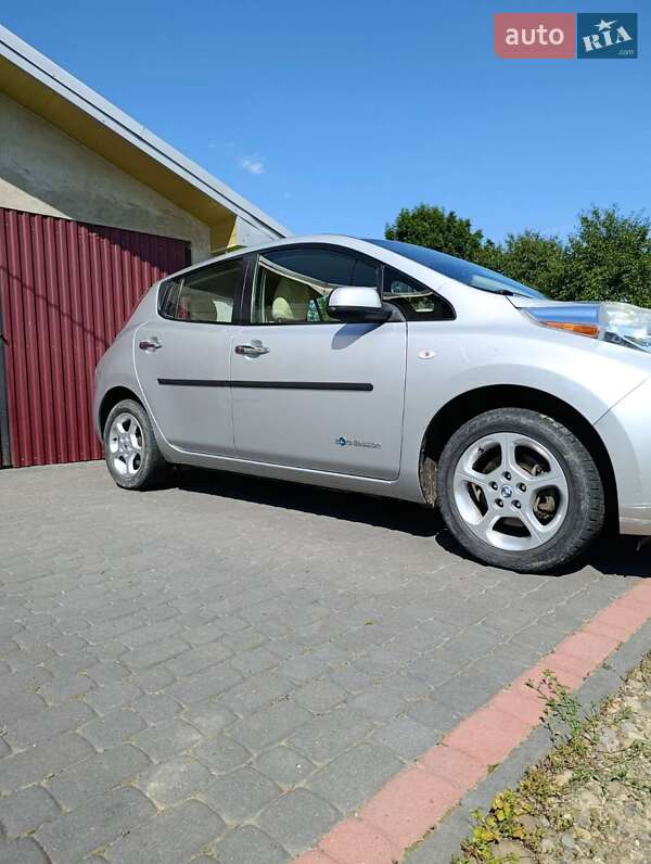 Хэтчбек Nissan Leaf 2011 в Коломые