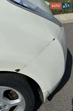Хэтчбек Nissan Leaf 2012 в 
