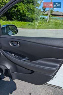 Хэтчбек Nissan Leaf 2013 в 