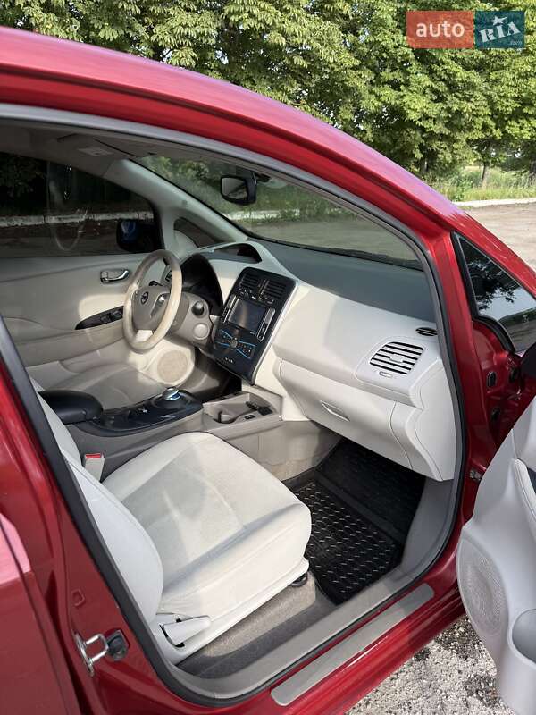 Хэтчбек Nissan Leaf 2012 в Ромнах