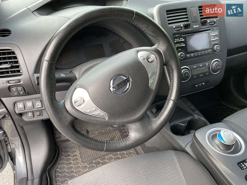 Хэтчбек Nissan Leaf 2015 в Киеве