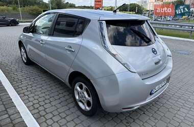 Хэтчбек Nissan Leaf 2012 в 