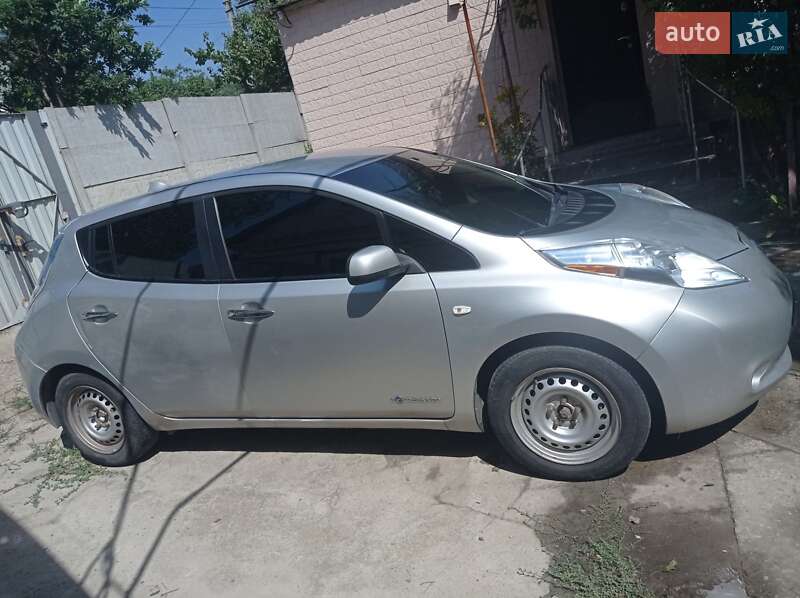 Хэтчбек Nissan Leaf 2014 в Днепре