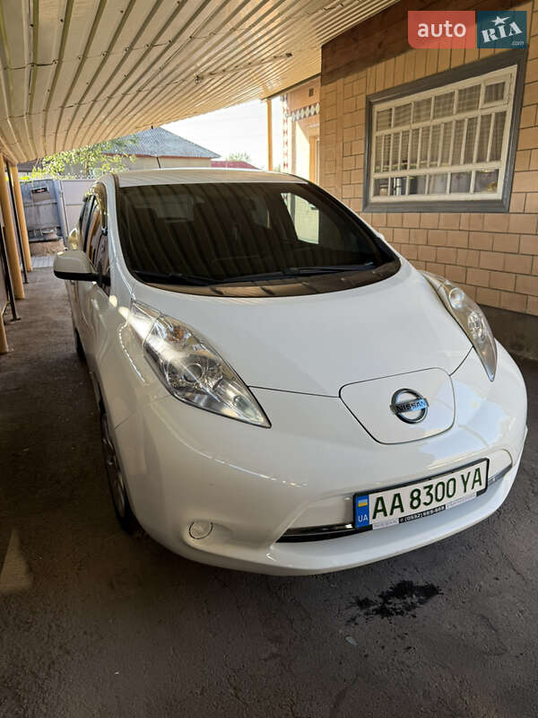 Хэтчбек Nissan Leaf 2014 в Борзне