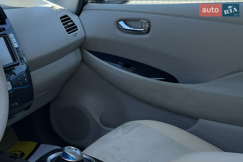 Хэтчбек Nissan Leaf 2011 в Коломые
