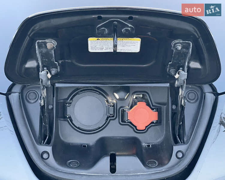 Хэтчбек Nissan Leaf 2015 в Ровно